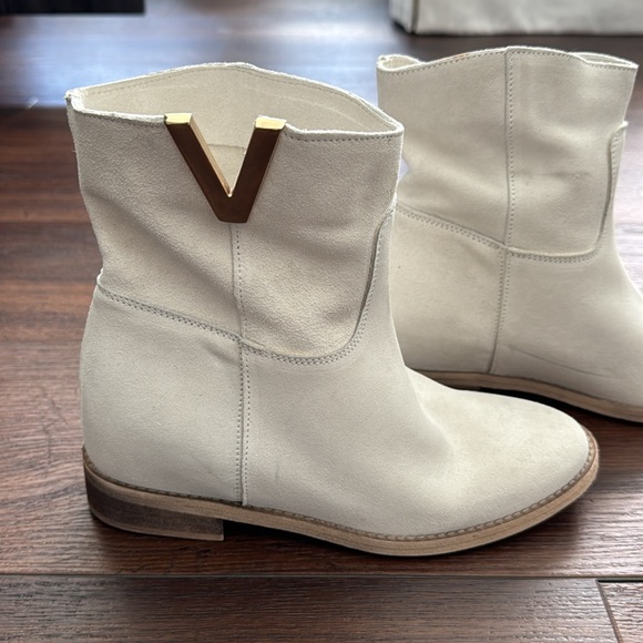 Nila & Nila NWT made in Italy Suede Ivory Bootie with Gold V on top. - Picture 2 of 7